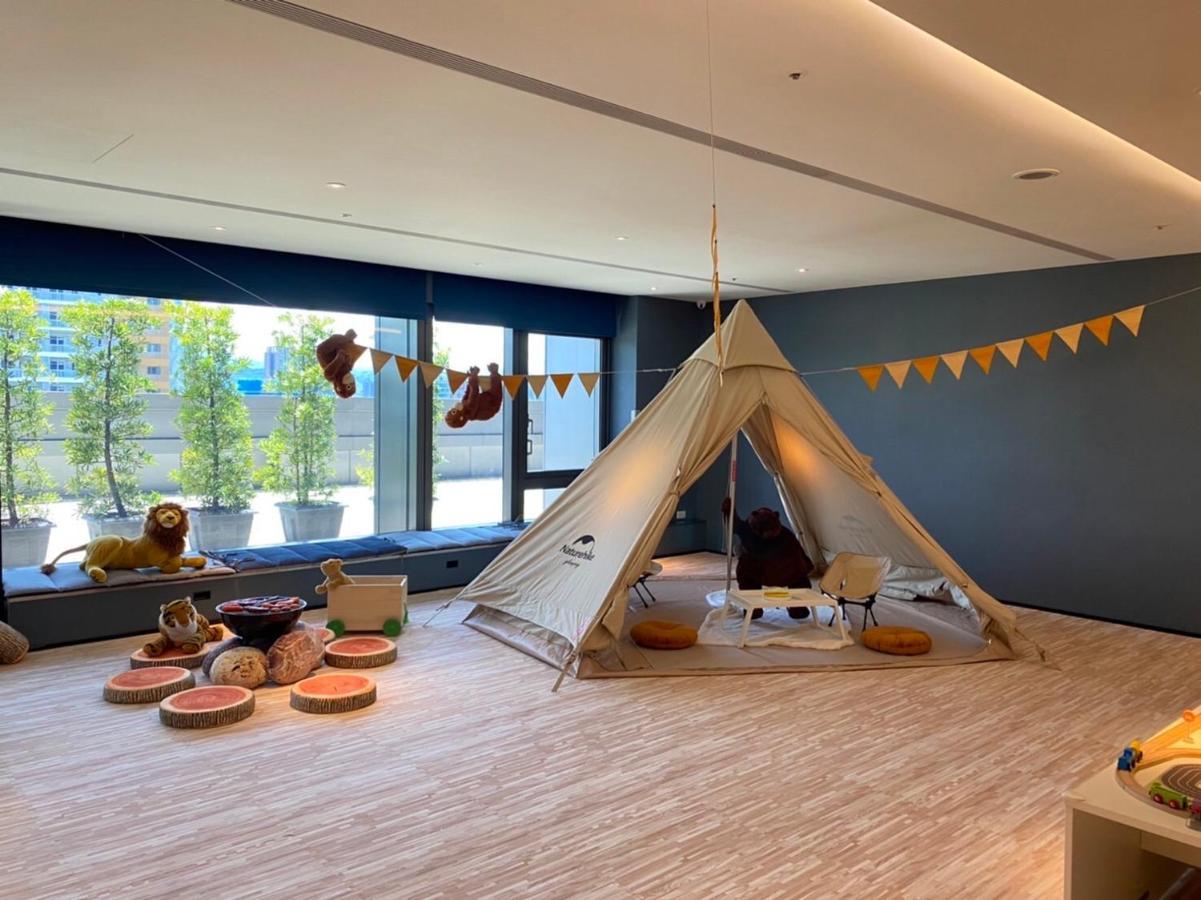 فندق سيزار مترو تايبيه المظهر الخارجي الصورة The photo shows a bright, spacious room designed for play or relaxation. In the center, there is a beige, canvas teepee tent, which creates a cozy atmosphere. Surrounding the tent, there are various playful elements, including plush animals and circu